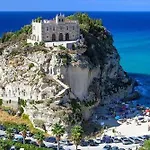 Diamond Konukevi Tropea